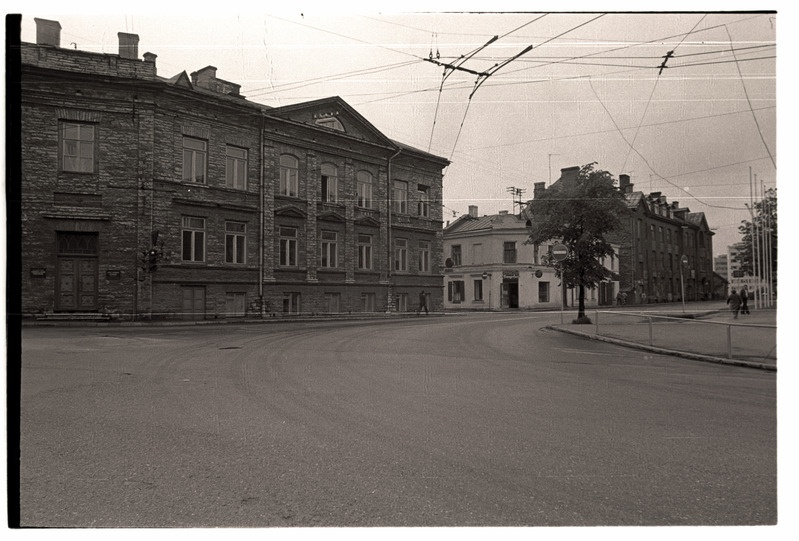 Kivihoone Paldiski maantee 1, vaade J. Gagarini puiestee poolt.