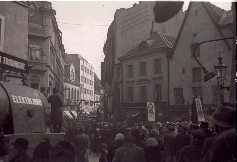 Vanaturu kael suunaga Viru tänava poole, 1941. aasta maipidustuste ajal.