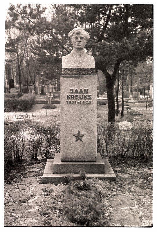 Jaan Kreuksi hauamonument.