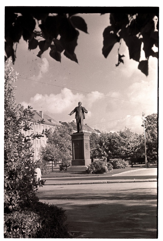 Lenini mälestussammas Lenini puiesteel.