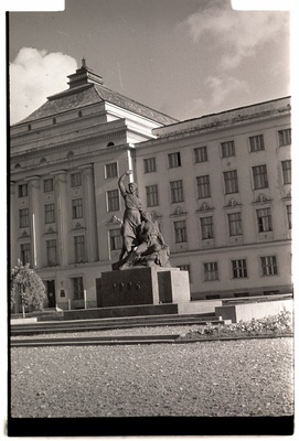 1905. aasta 16. oktoobril langenute mälestussammas 16. Oktoobri pargis.  similar photo