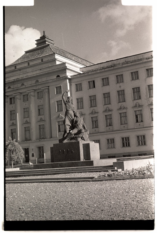 1905. aasta 16. oktoobril langenute mälestussammas 16. Oktoobri pargis.