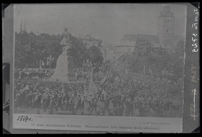 Tallinn, meeleavaldajate kogunemine Harju väravasse, 18. juuni 1917.  duplicate photo
