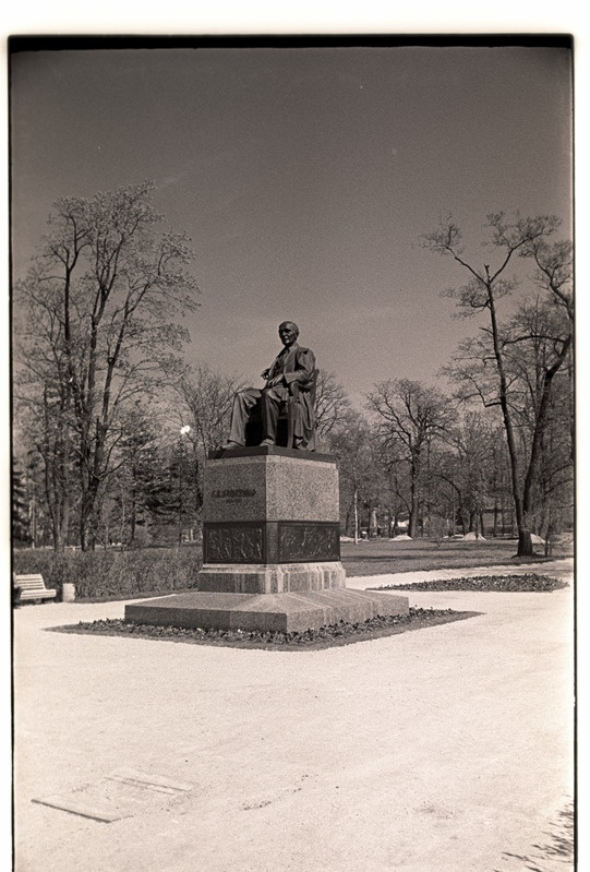 F. R. Kreutzwaldi monument Kadriorus.