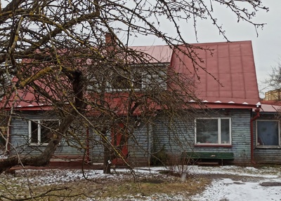 Karlova linnaosa: Salme t 18. Jalgratas maja ees; aed. Tartu, 1990. rephoto