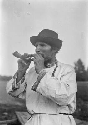 Iido Nikit plays with "sarve pills"  duplicate photo