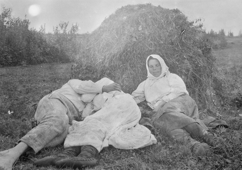 Singer Helo Rämäsk and a young couple resting at the time of heating