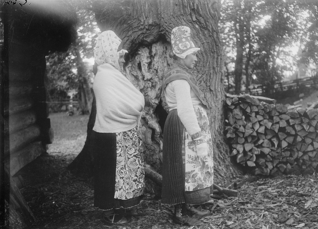 Women's dresses on the island of Ruhnu