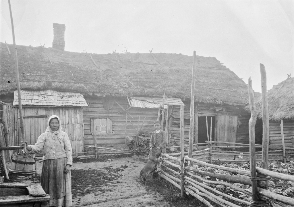 Singer Jula Tosilaud next to the cottage
