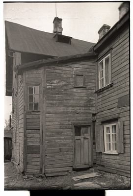 Tallinn. Vana puuhoone välisuks Väike-Kompassi t. 8  duplicate photo