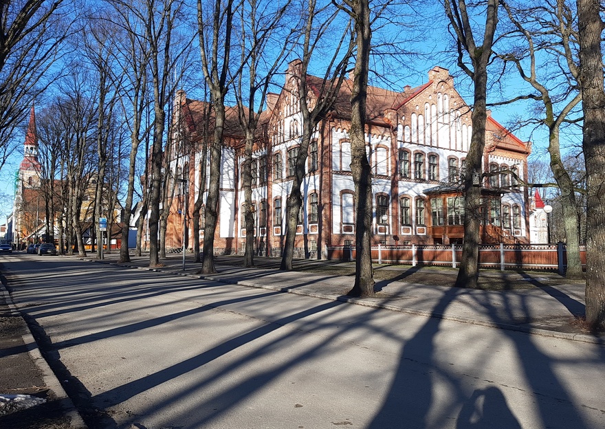 Tütarlaste gümnaasium Pärnus, vaade piki tänavat. Arhitekt August Reinberg rephoto