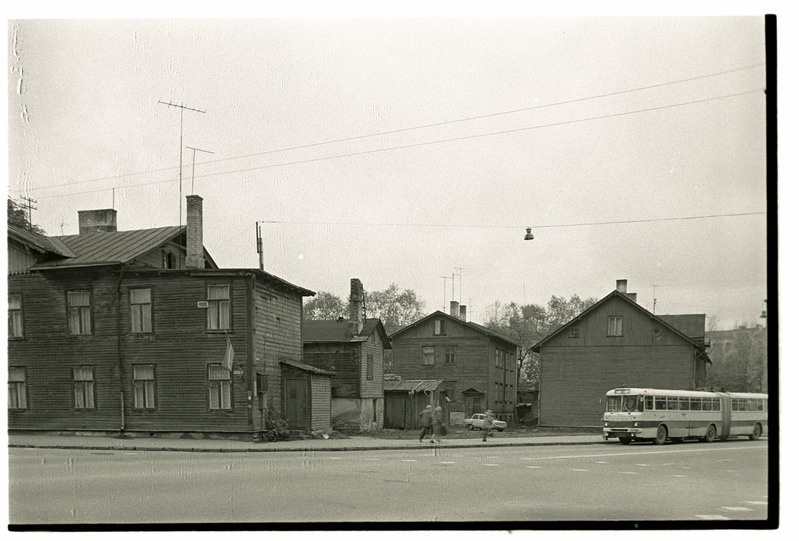 Tallinn. Puuhooned Gogoli t. 11 ja Kingissepa t. nurgal