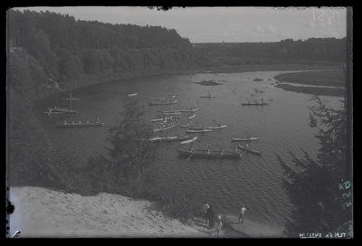 Pirita jõgi süstasõitjatega.  duplicate photo