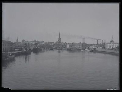 Tallinna sadam, vaade merelt, taga linna siluett.  duplicate photo