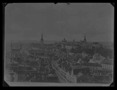 Vaade Oleviste kiriku tornist Toompeale ja vanalinnale.  duplicate photo