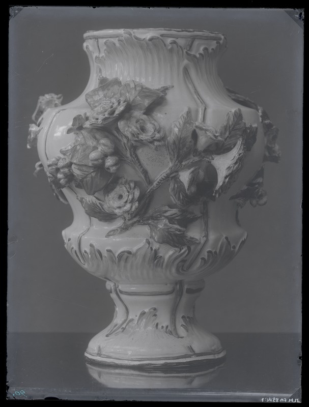 Ficki manufaktuuris valmistatud aromaatvaas, 18. sajandist.