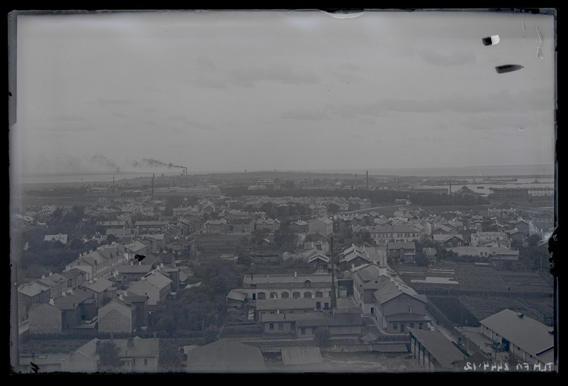 Tallinn. Kalamaja, tagaplaanil Kopli. Vaade Puhki veski viljaelevaatori tornist.