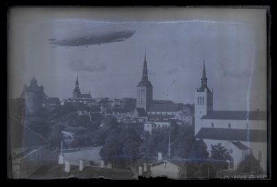 Tallinn. Saksa õhulaev Zeppelin Toompea kohal. Vaade Vabaduse platsi poolt  duplicate photo