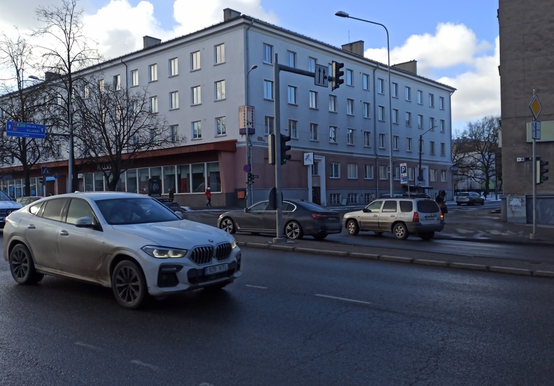 The organised run of the Estonian Green Movement through the city of Tartu in gas masks and respirators to highlight the need to improve the city's air environment. rephoto