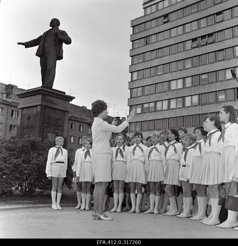 Bringing the fire of the Jubel Festival to Tallinn. Children's song choir at the ECB KK building next to the Lenin fair pillar.