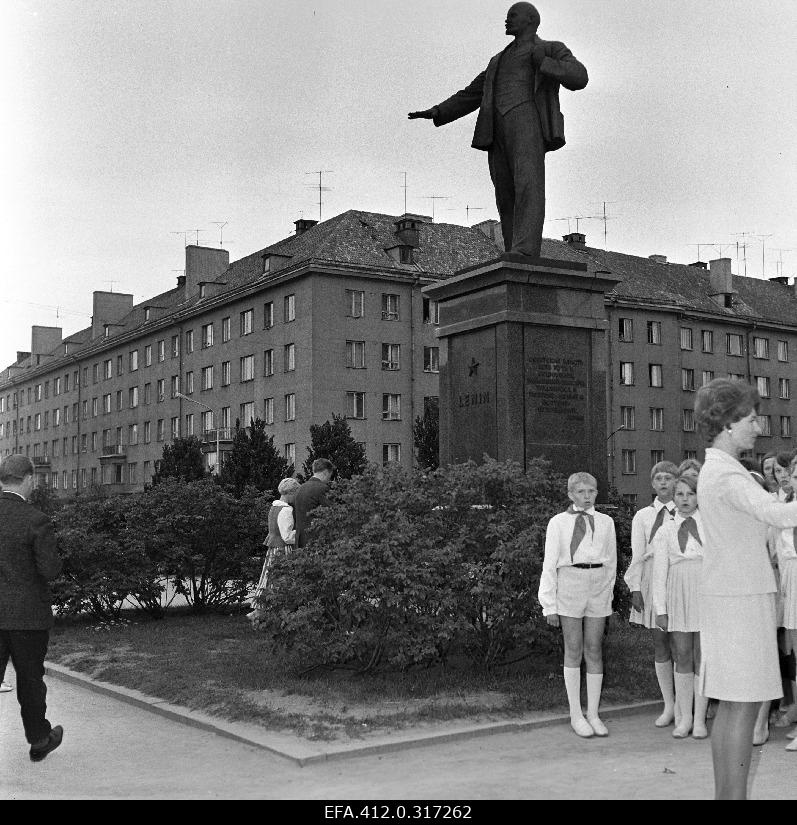 Bringing the fire of the Jubel Festival to Tallinn. Children's song choir at the ECB KK building next to the Lenin fair pillar.