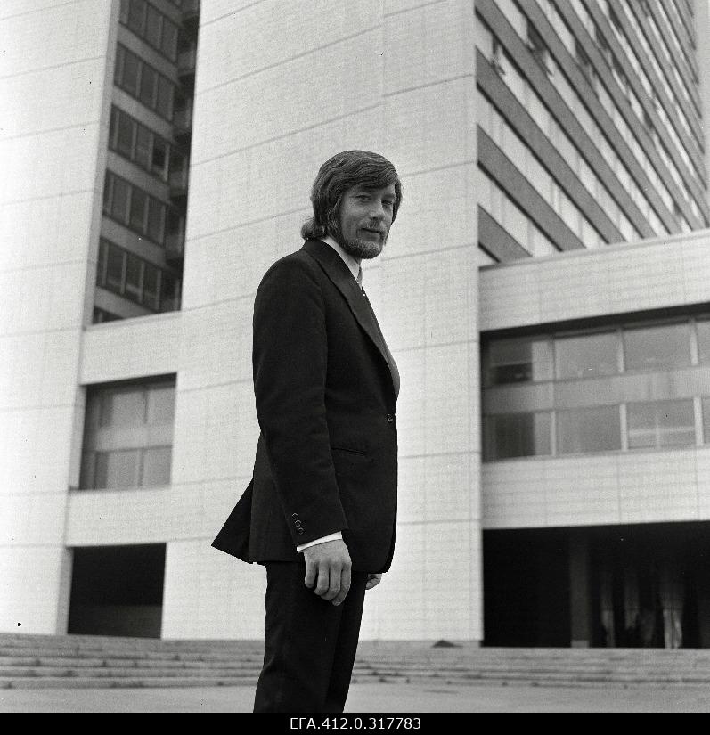 The soloist of the ensemble "Laine" Vello Orumets at the hotel "Viru".