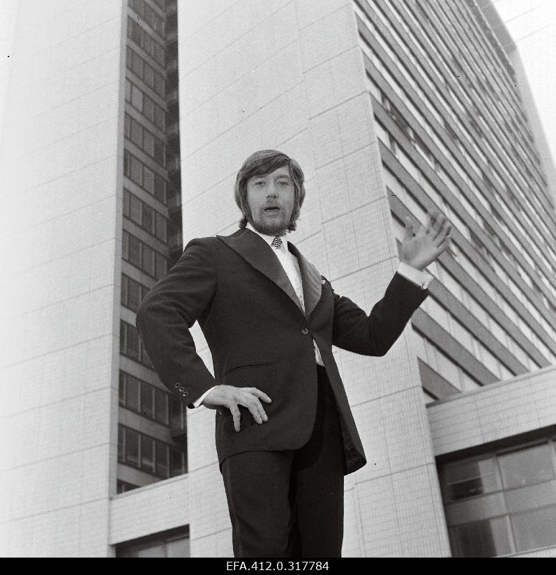 The soloist of the ensemble "Laine" Vello Orumets at the hotel "Viru".