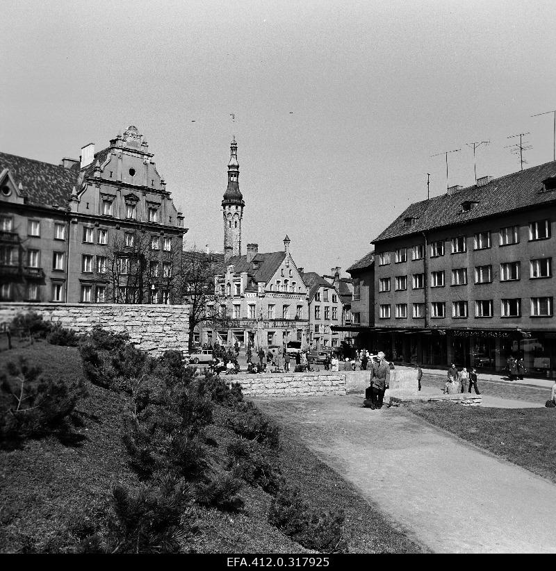 View from Harju Street to Raekoja.