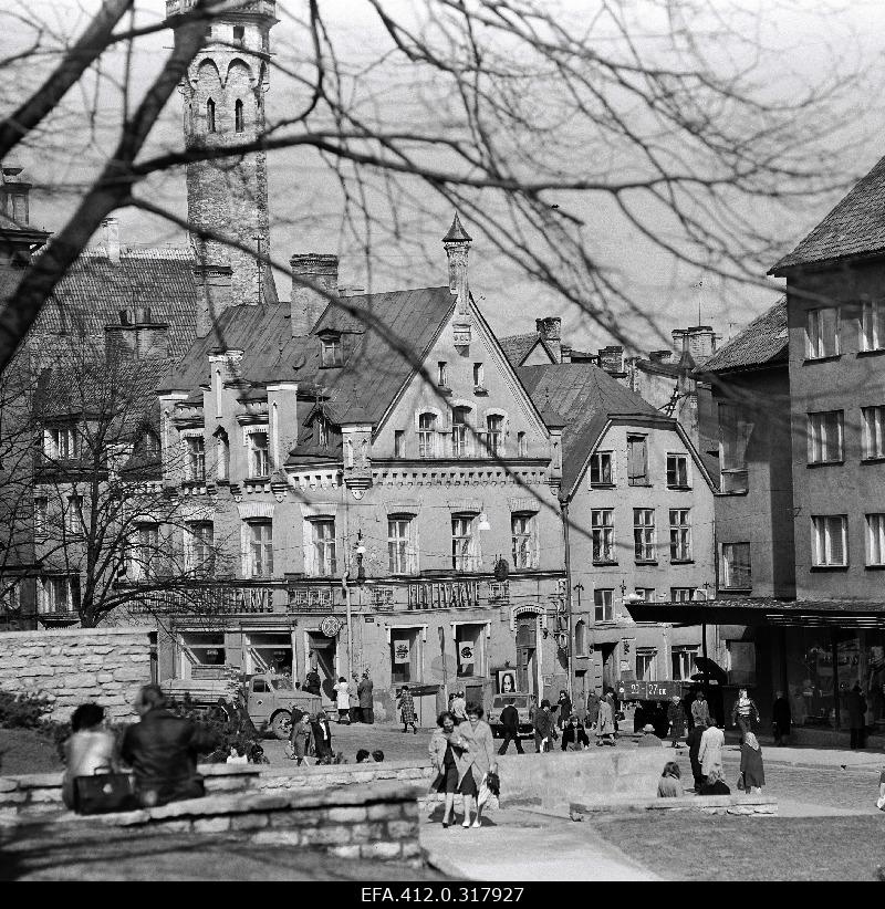 View from Harju Street to Raekoja.
