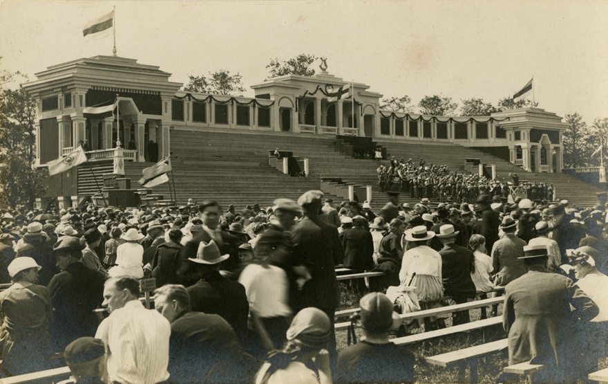 Tallinna laululava: VIII üldlaulupidu 1923. aastal; vaade üle pealtvaatajate. Lava arhitekt Karl Burman.