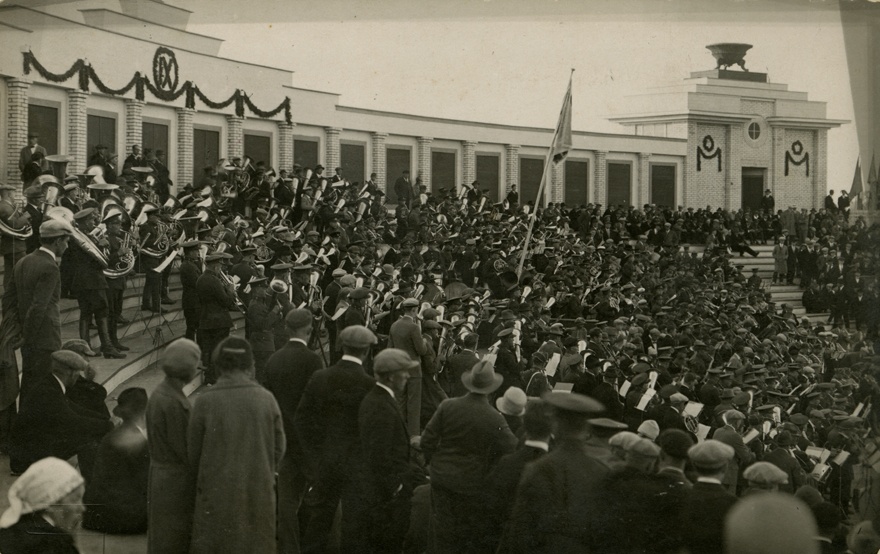 Tallinna laululava: IX üldlaulupidu 1928. aastal; osaline vaade esinejatele ja lavale üle pealtvaatajate. Lava arhitekt Karl Burman.