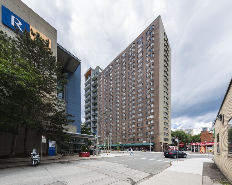 Ryersoni Ülikooli ühiselamu 90 Gerrard St E Torontos. Välis-Eesti arhitekt Elmar Tampõld