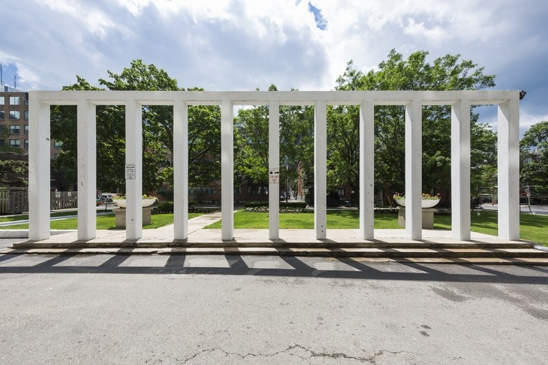 Korterelamu, nn Gallery Towers, 50 Stephanie St Torontos. Arkaad maja ees. Välis-Eesti arhitekt Uno Prii