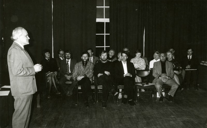 Alar Kotli nimelise arhitektuuripreemia üleandmine 1990. aastal. Andres Ringo kõnelemas, esireas istuvad Martti Preem, Andres Põime, Jaan Ollik, Leo Gens