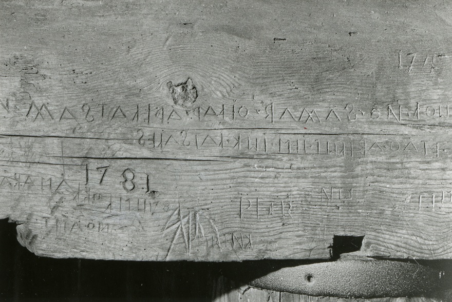 Nõmme tuulik, detail: puulõikes kirjad ja peremärgid