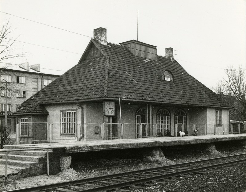 Järve raudteejaam, vaade nurgalt üle raudtee. Arhitekt Karl Burman