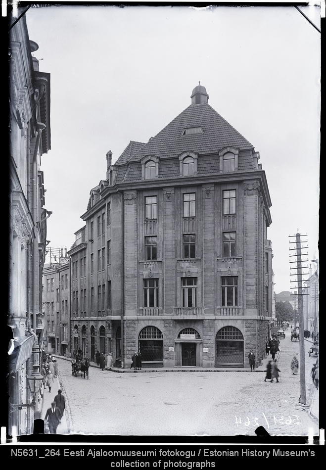 Hoone Suur-Karja ja Väike-Karja tänavate lõikumise kohal. Linna Pank.