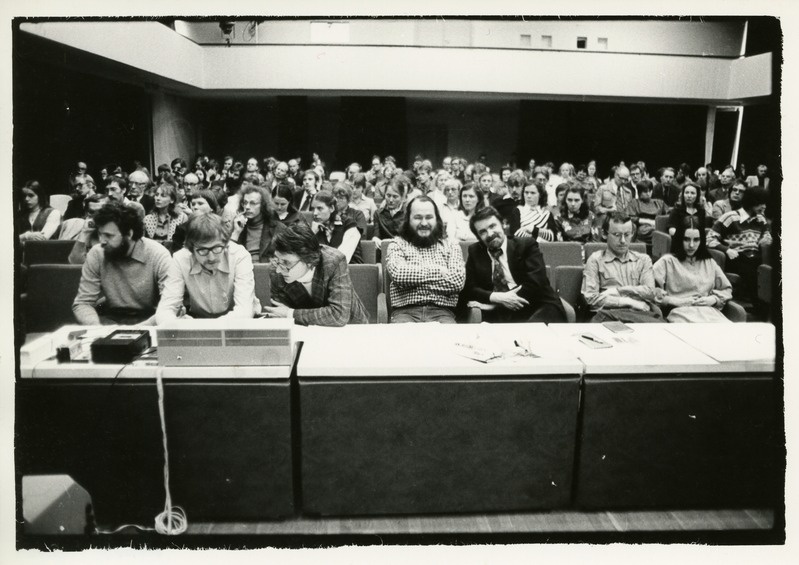 Tallinna seminar 25.-26.04.1980. Vaade saali, esireas vasakult Tiit Kaljundi, Ignar Fjuk, Georg Poslavski, Leonhard Lapin, Mati Unt, Vilen Künnapu, Liivi Künnapu