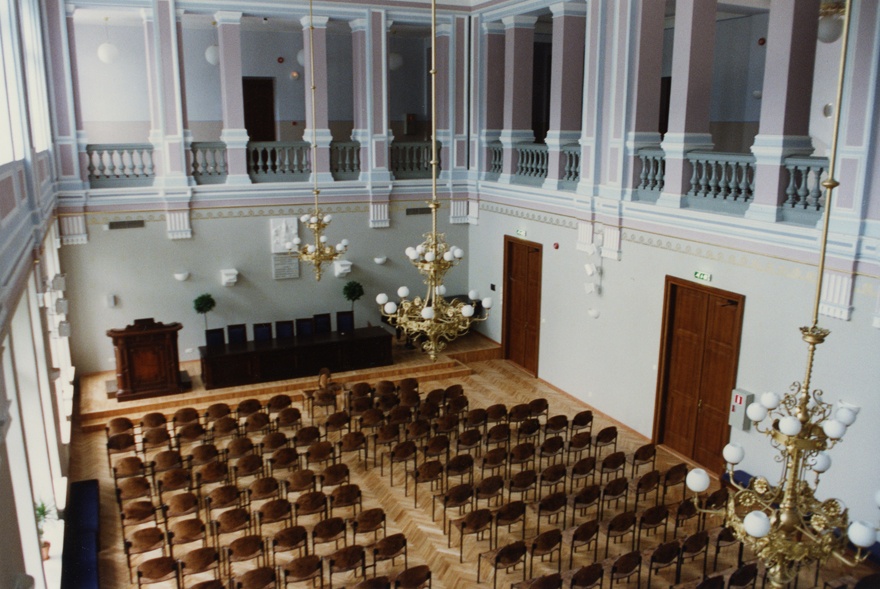 Tallinna reaalkool, aula vaade rõdult. Renoveerinud Katrin Etvertk, interjöör Tiiu Lõhmus