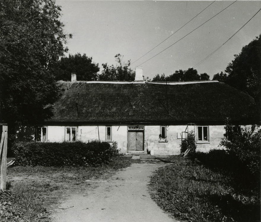 Kaarma koolimaja, eestvaade