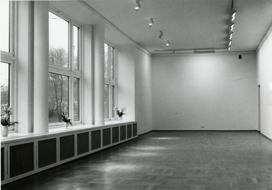 Tallinna Kunstihoone, vaade väiksele näitusesaalile pärast 1994-1995 teostatud rekonstrueerimistöid. Arhitektid Anton Soans ja Edgar Kuusik
