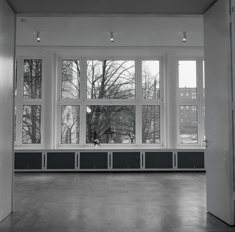 Tallinna Kunstihoone, vaade väikse näitusesaali akendele pärast 1994-1995 teostatud rekonstrueerimistöid. Arhitektid Anton Soans ja Edgar Kuusik