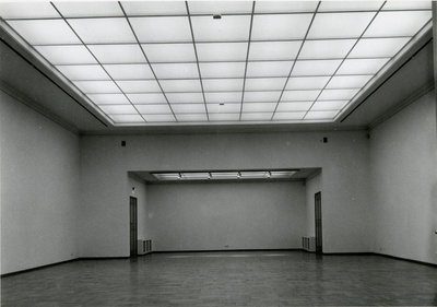 Tallinna Kunstihoone, vaade suurele saalile pärast 1994-1995 teostatud rekonstrueerimistöid. Arhitektid Anton Soans ja Edgar Kuusik  similar photo