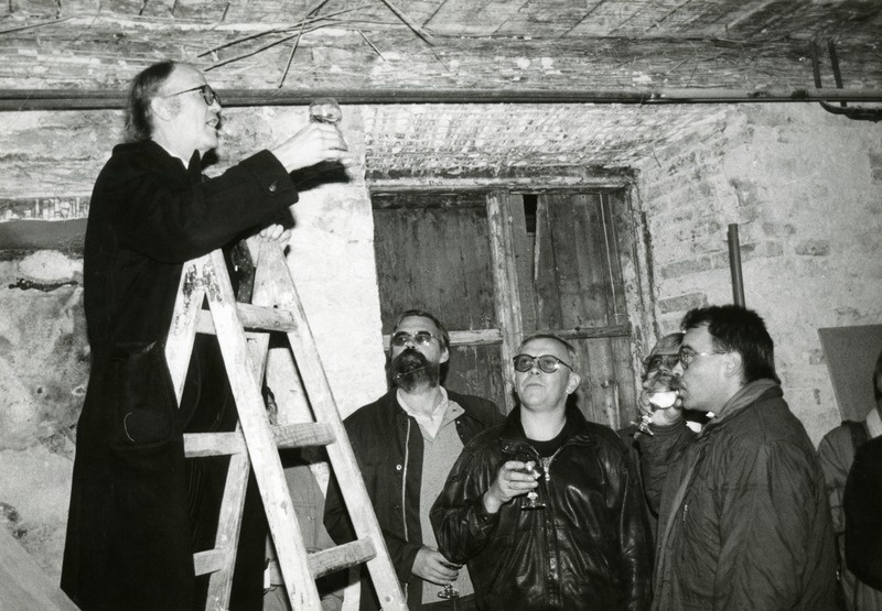 Eesti Arhitektide Liidu 70. juubeli pidustused Uuel tänaval 25.10.1991. Redelil tervitab klaasiga Esko Kahri (SAFA esimees), kuulavad Mart Kalling, Andrus Vaarik, Toomas Kivi