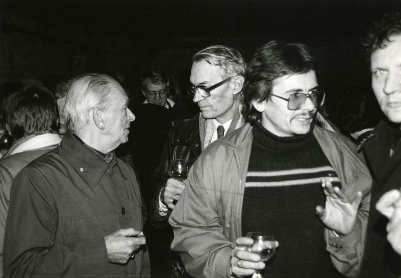 Eesti Arhitektide Liidu 70. juubeli pidustused Uuel tänaval 25.10.1991. Vestlejaid: Heiki Karro ja Teddy Böckler, nende vahel taga Ülo Stöör, Raul Vaiksoo, Erkki Kreis (või Eiki Kreis? poolenisti peal)