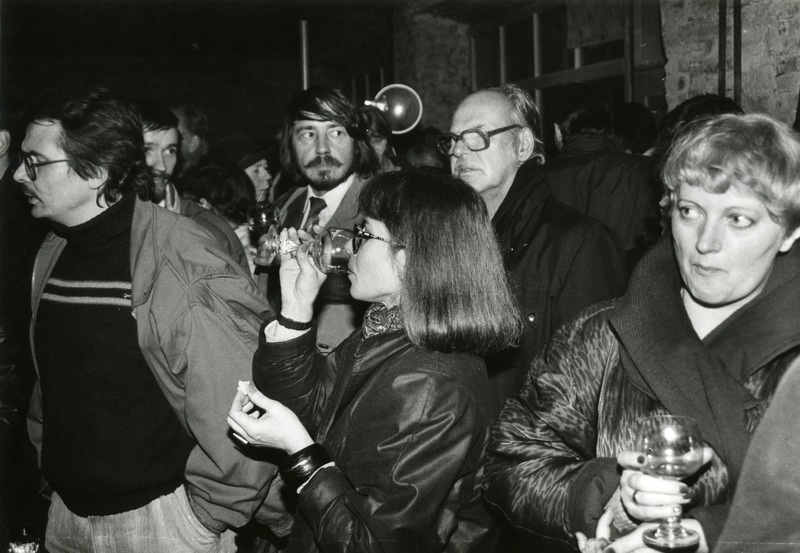 Eesti Arhitektide Liidu 70. juubeli pidustused Uuel tänaval 25.10.1991. Publik, sh Raul Vaiksoo, Rein Luup, ees Karin Hallas (joob), Oleg Kotšenovski, Anne Kaaver