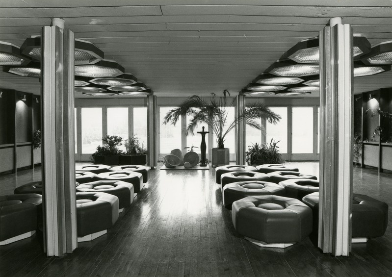 Rapla KEK-i adminhoone, II korruse fuajee vaade. Arhitekt Toomas Rein, sisearhitekt Aulo Padar