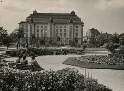 Teater Estonia, vaade Tammsaare pargi poolsele küljele. Rek arhitekt Alar Kotli  similar photo