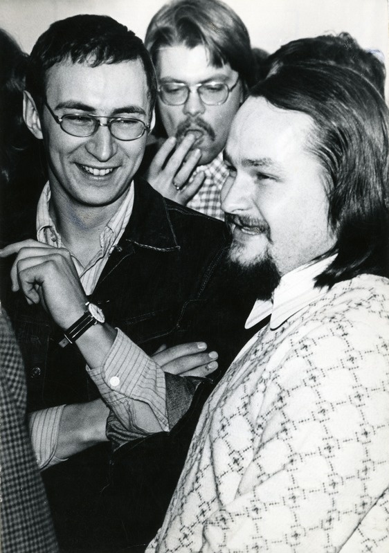 Jüri Okas ja Leonhard Lapin naermas, taga Tiit Kändler näpp suus. Grupifoto