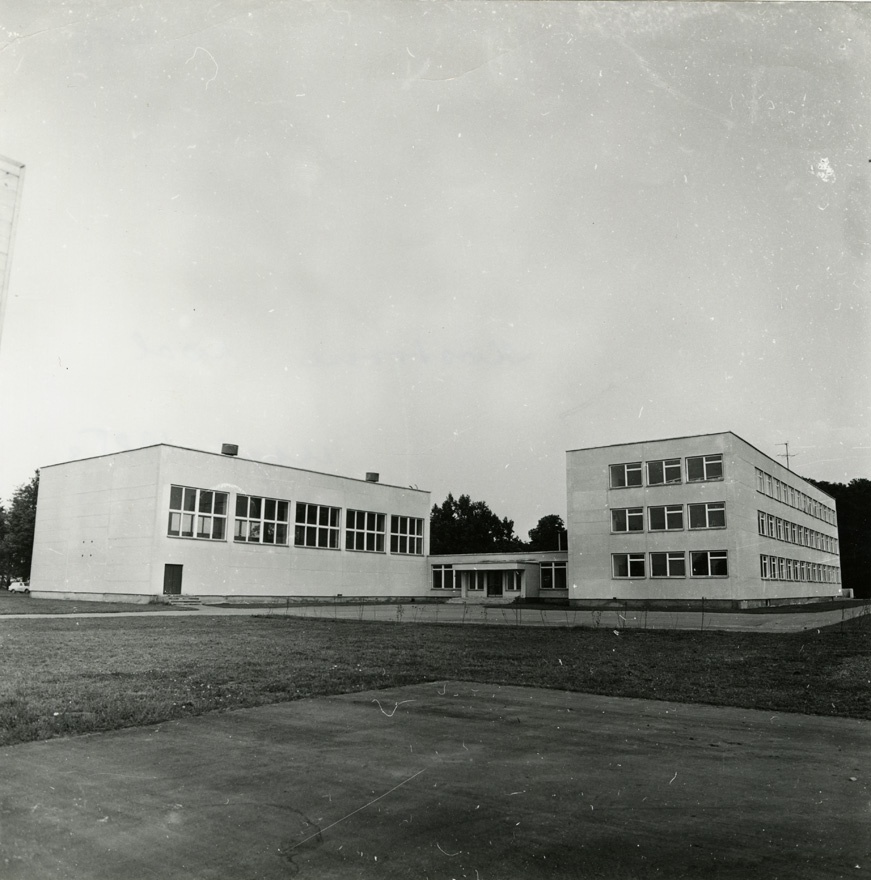 Kostivere koolimaja, eestvaade